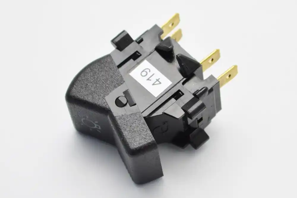 SK0007046-CZ20260306-083332-0-1772757212-size5-17615565066365-175 935809 Vypínač obrysových světel Značkový