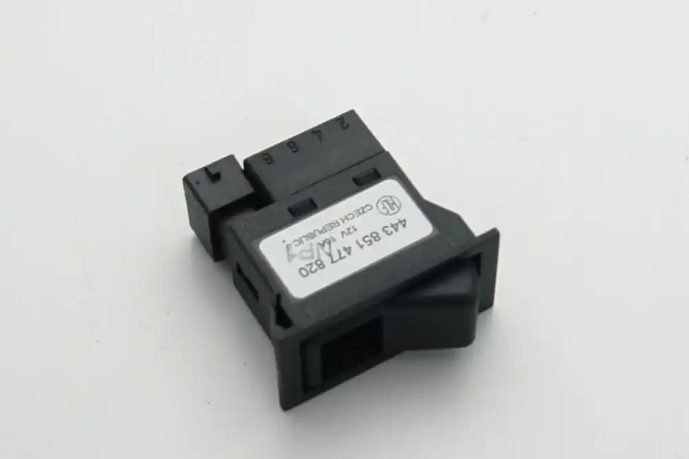 Zlevněný Zetor 53.358.905 / 53.359.954 Spínač s držákem a žárovkou